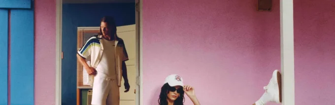 Badedrakt med bølget monogram