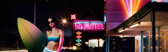 Bikinitopp med bølget monogram