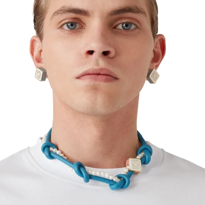 Blått knutet halskjede