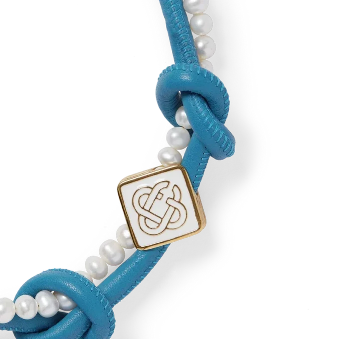 Blått knutet halskjede