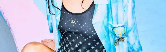 Degrade svart monogram-badedrakt