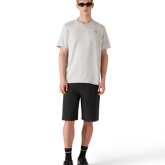 Grå T-skjorte med diamantlogo og korte shorts