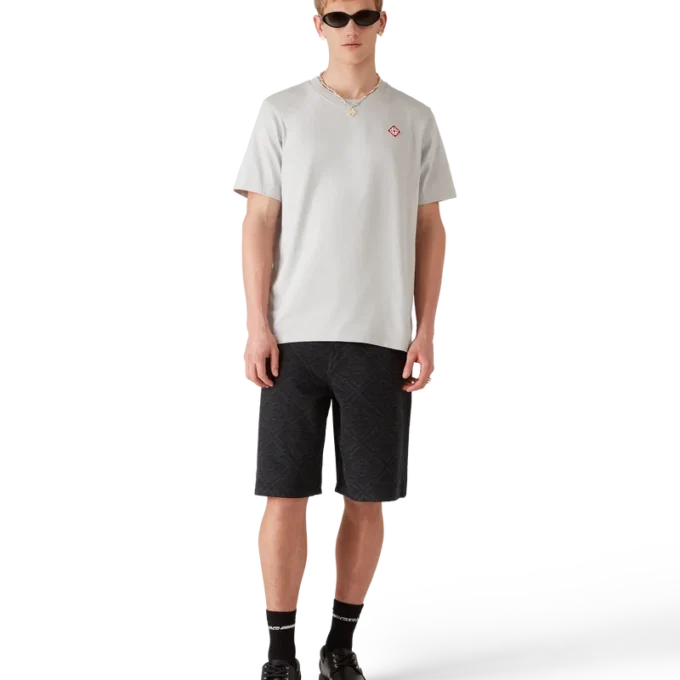 Grå T-skjorte med diamantlogo og korte shorts