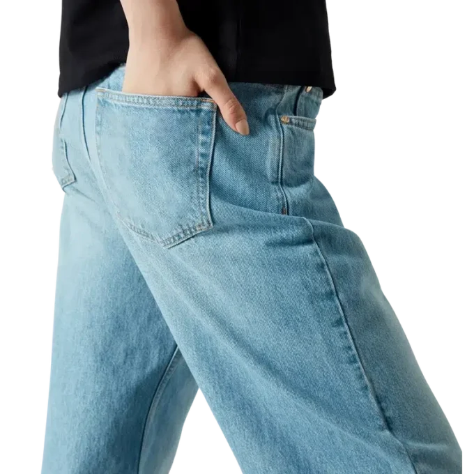 Graffiti-distressed denimjeans