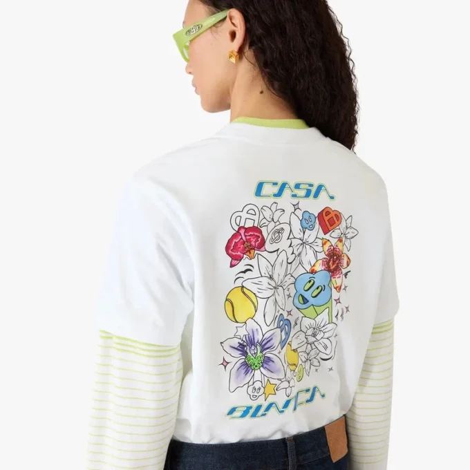 Hvit kortærmet T-skjorte med graffititrykk