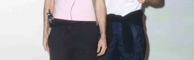 Hvit kortærmet T-skjorte med graffititrykk