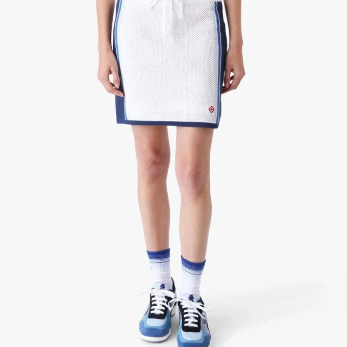 Hvit og blå stripet mesh-miniskjørt