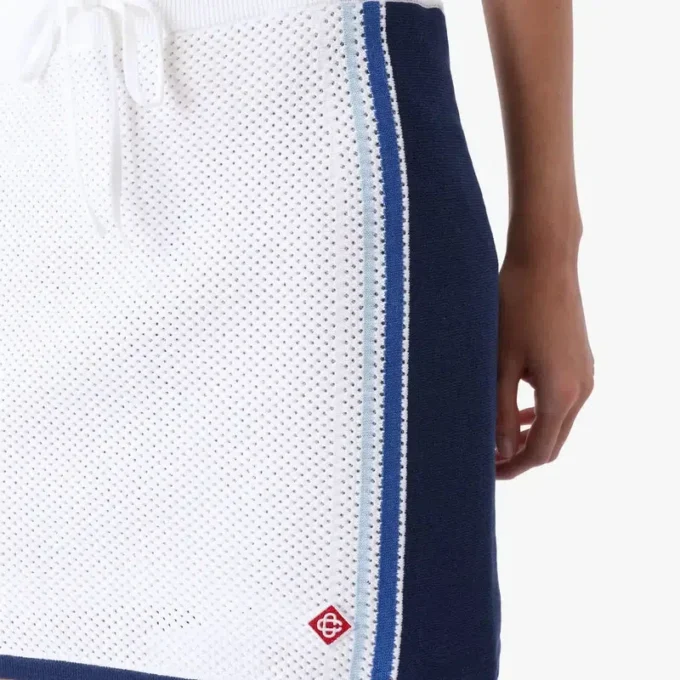 Hvit og blå stripet mesh-miniskjørt