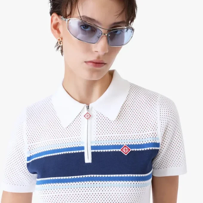 Hvit og blå stripet midi-kjole i mesh