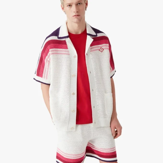Hvit stripet kortærmet poloskjorte med shorts