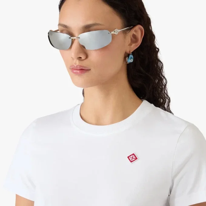 Klassisk T-skjorte med brodert merke og korte ermer