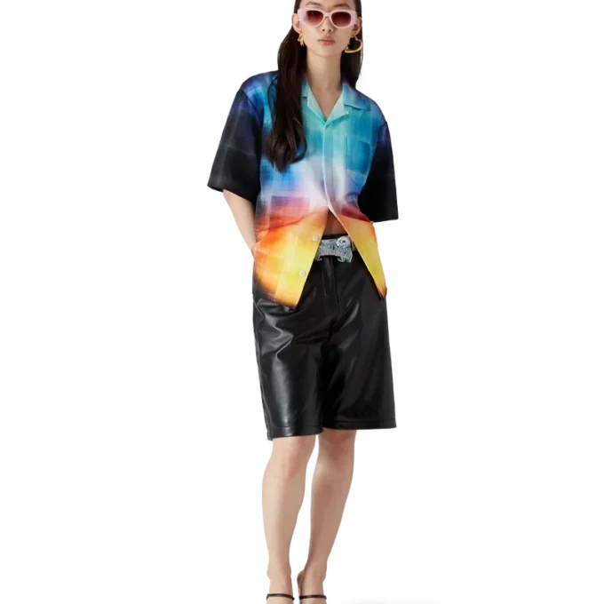 Kortærmet skjorte i viskoseblanding med gradientmønster på shortsen