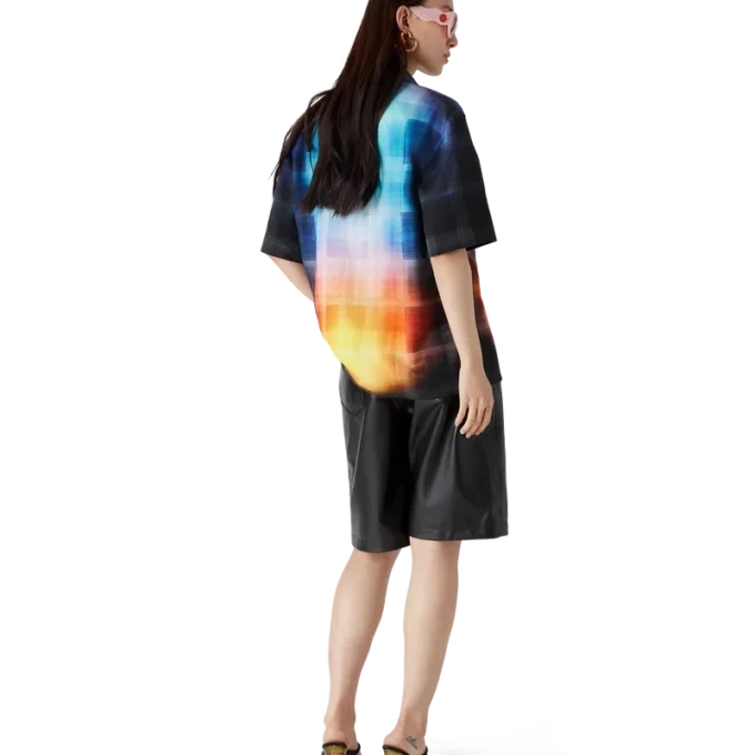 Kortærmet skjorte i viskoseblanding med gradientmønster på shortsen