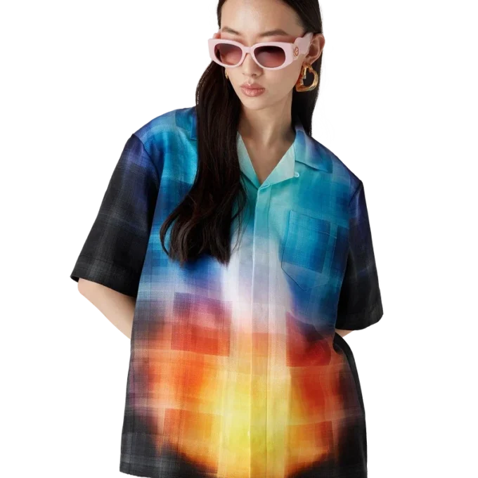 Kortærmet skjorte i viskoseblanding med gradientmønster på shortsen