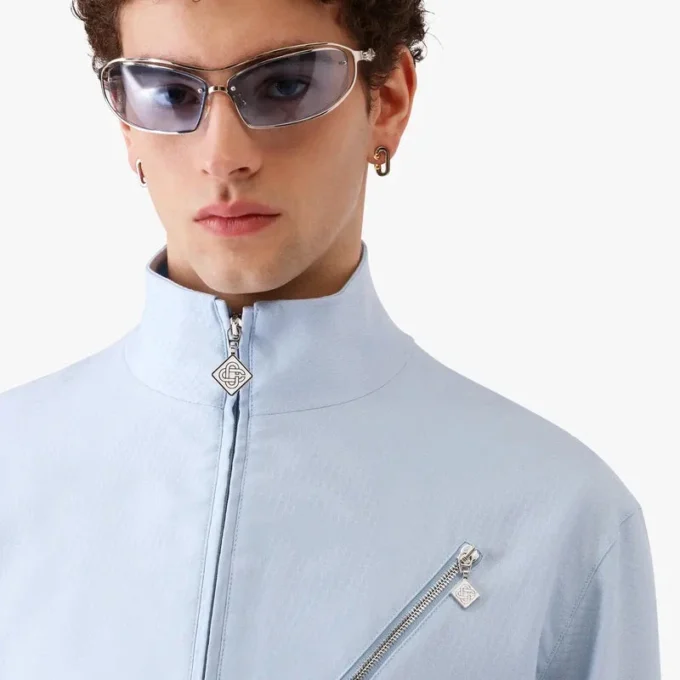 Lysblå jakke i jacquard med glidelås Lysblå jakke i jacquard med glidelås