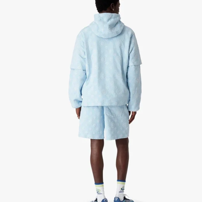 Oversized T-skjorte med korte shorts og applikert monogram