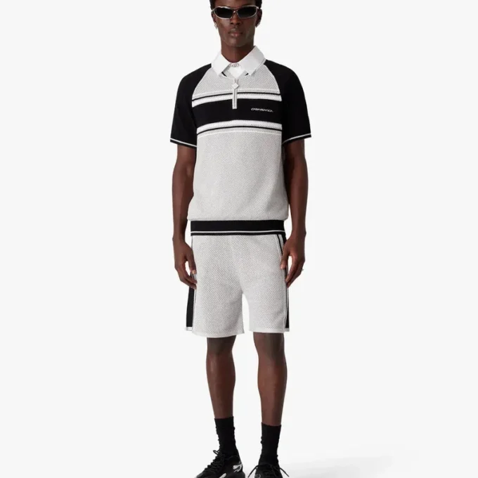 Polo-skjorte med korte ermer, glidelås og metalliske mesh-striper på shortsen
