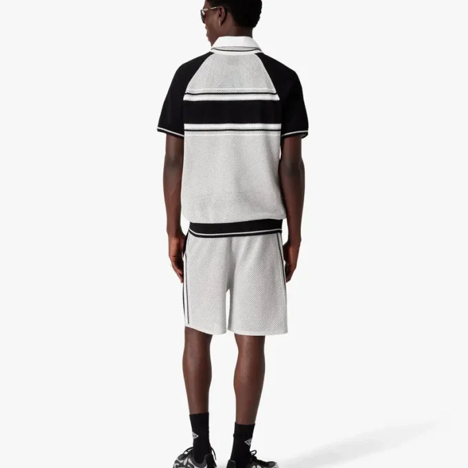 Polo-skjorte med korte ermer, glidelås og metalliske mesh-striper på shortsen