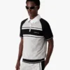 Polo-skjorte med korte ermer, glidelås og metalliske mesh-striper på shortsen