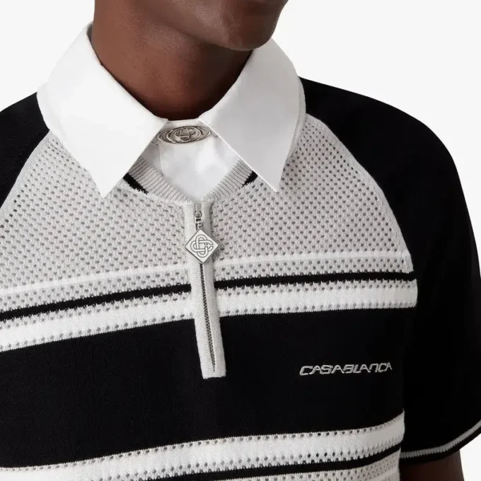 Polo-skjorte med korte ermer, glidelås og metalliske mesh-striper på shortsen