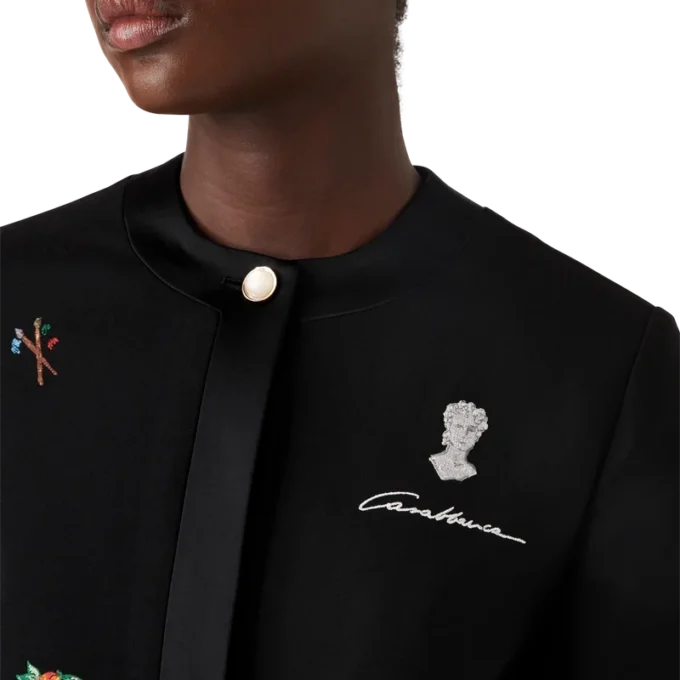 Skreddersydd jakke i ull med brodert motiv