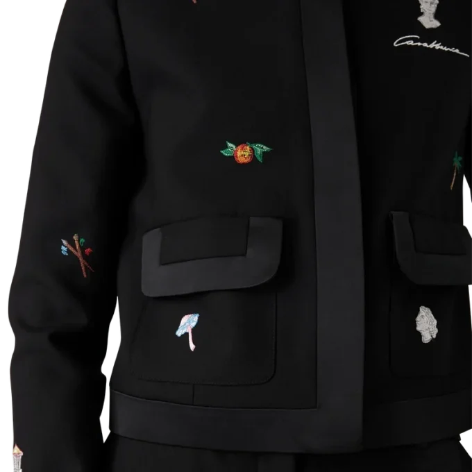 Skreddersydd jakke i ull med brodert motiv