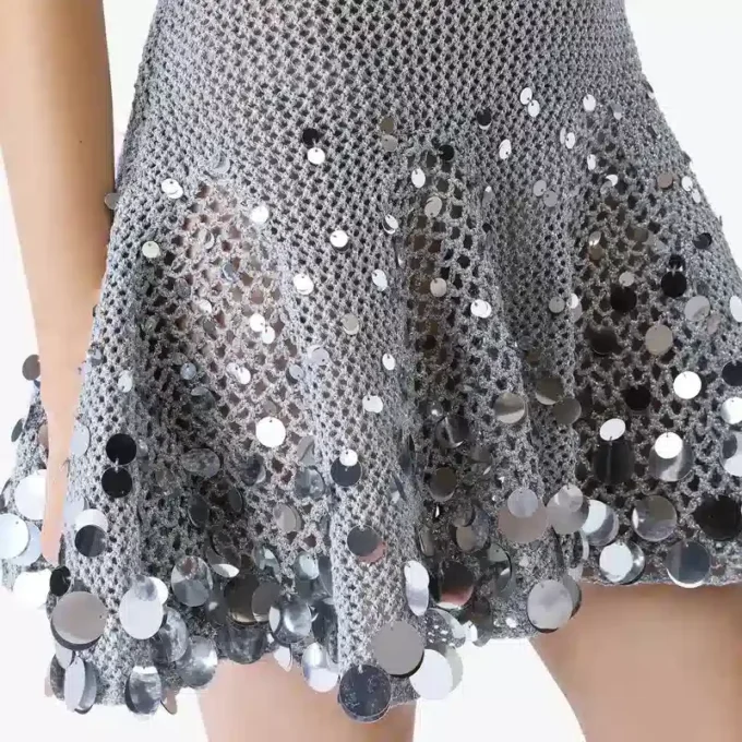 Sølvfarget minikjole med heklet speil