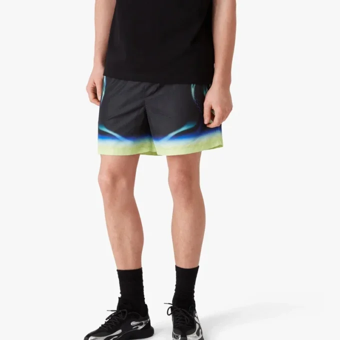 Sporchid svømmeshorts med svart trykk