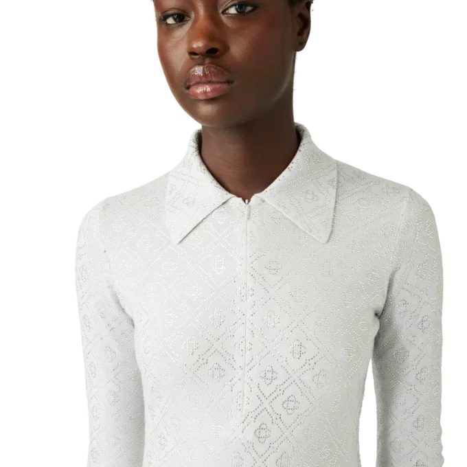 Strikket body med krystallmonogram