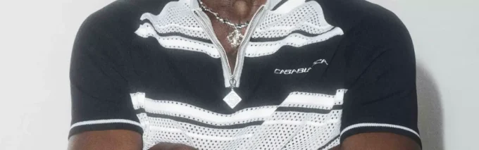 Polo-skjorte med korte ermer, glidelås og metalliske mesh-striper på shortsen
