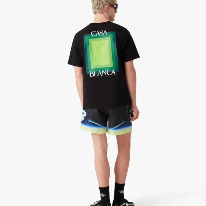 T-skjorte med firkantet logo og korte shorts