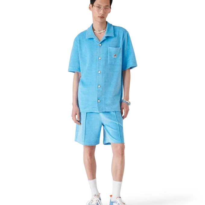 Velour-skjorte med korte shorts og striper