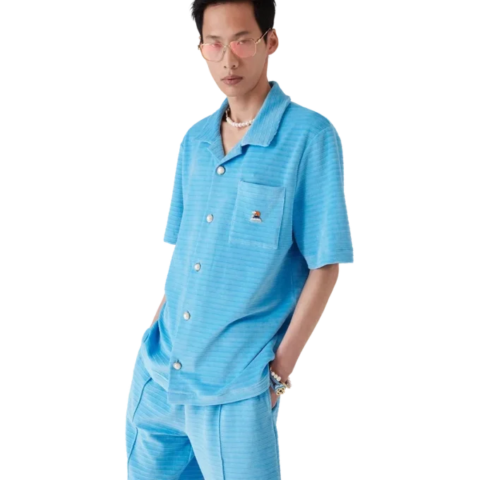 Velour-skjorte med korte shorts og striper