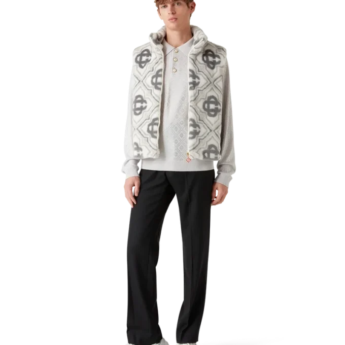 Veste med monogram i imitert pels