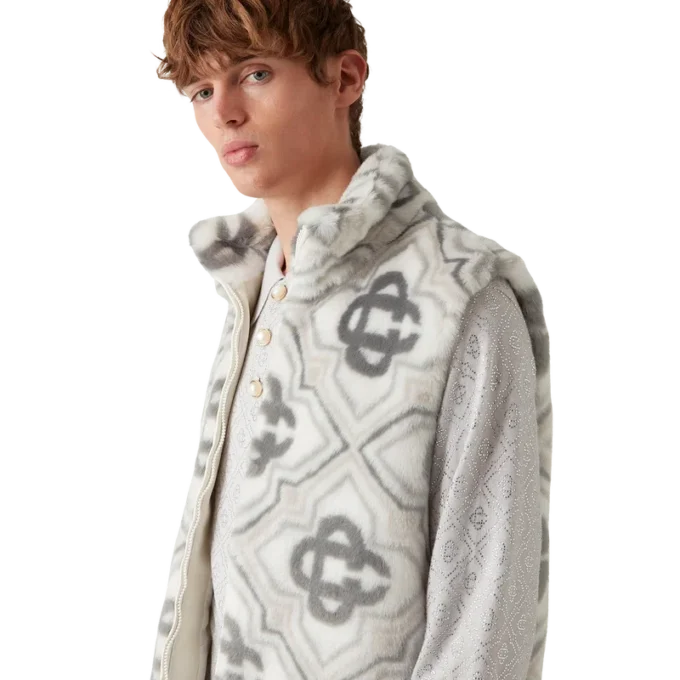 Veste med monogram i imitert pels