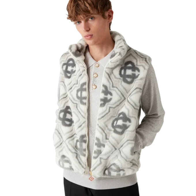 Veste med monogram i imitert pels